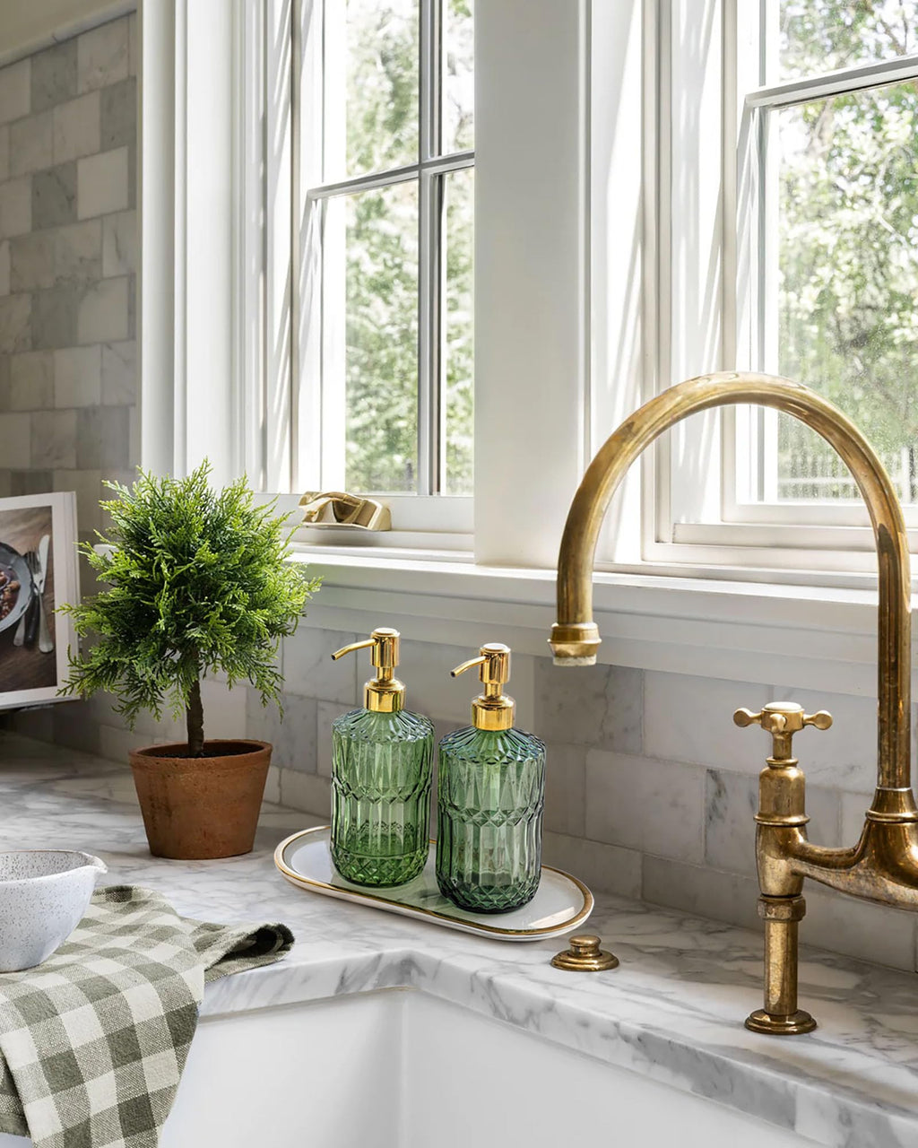 JASAI 18Oz Green Glass Soap Dispenser with Gold Rust Proof Pump